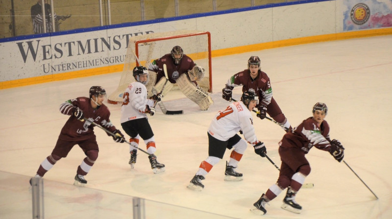 Latvijas U20 izlase aizsardzībā. Foto: www.lhf.lv