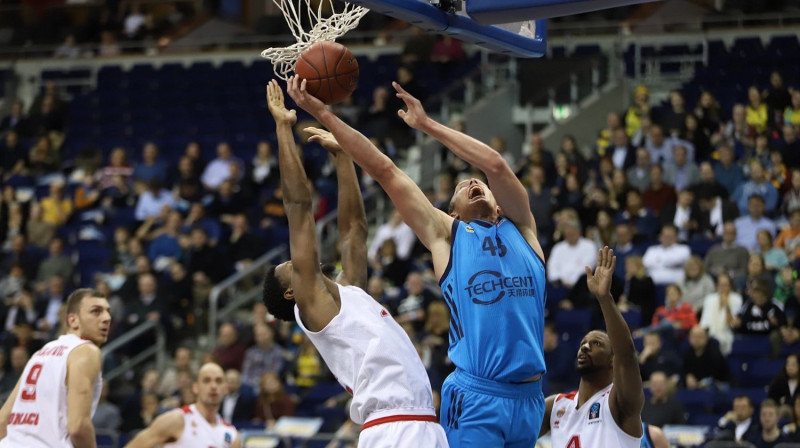 Lūks Saikma cīņā zem pretinieku groza. Foto: eurocupbasketball.com