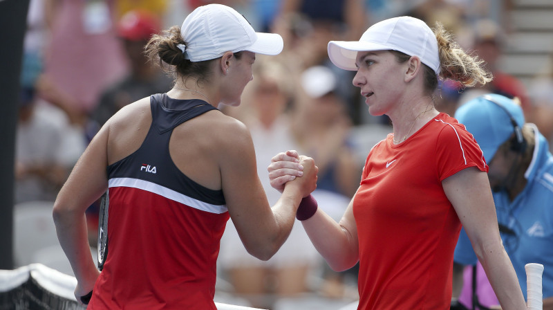 Ešlija Bārtija un Simona Halepa Sidnejā. Foto: EPA/Scanpix