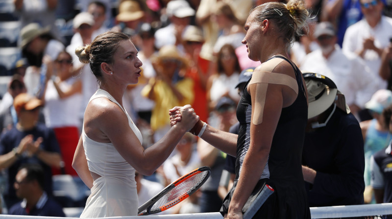 Simona Halepa un Kaja Kanepi augusta beigās Ņujorkā. Foto: EPA/Scanpix