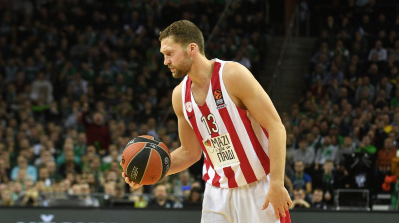 Jānis Strēlnieks Pirejas "Olympiacos" kreklā. Foto: Romāns Kokšarovs, f64