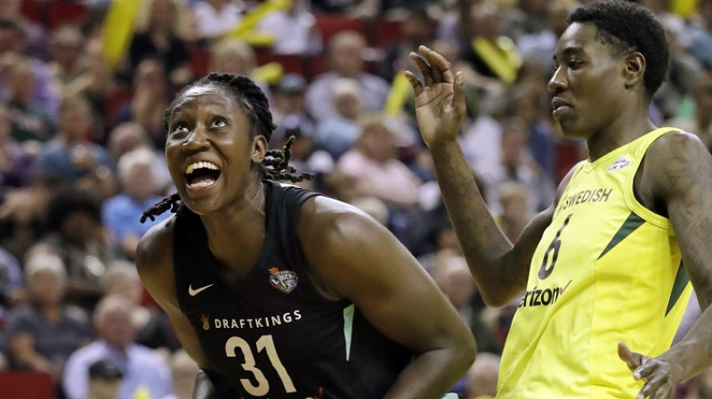 "Liberty" zvaigzne Tīna Čārlza un "Seattle Storm" spēlētāja Nataša Hovarda. Foto: AFP/Scanpix