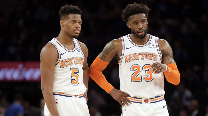 Deniss Smits juniors (no kreisās) un Veslijs Metjūzs "Knicks" kreklā. Foto: AP/Scanpix