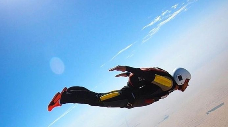 Lūiss Hamiltons izklaidēs augstu debesīs. Foto: Instagram.com/lewishamilton