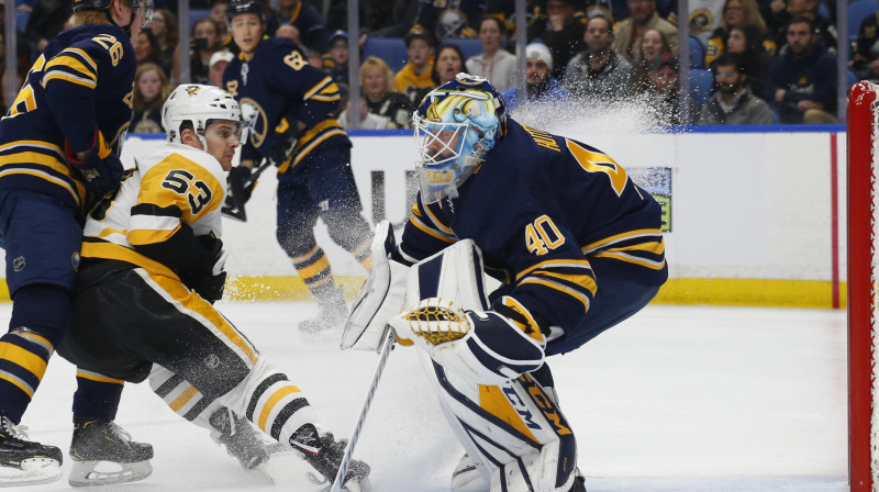 Teodors Bļugers pie Bufalo "Sabres" vārtiem. Foto: Jeffrey T. Barnes/AP/Scanpix