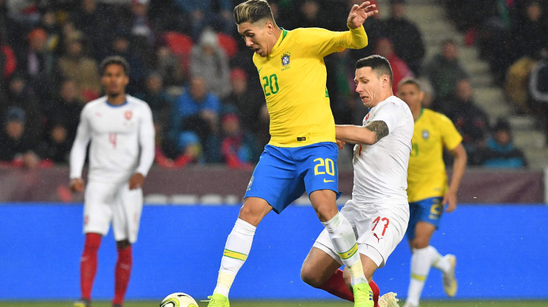 Brazīlietis Roberto Firmino izdara rezultatīvu sitienu. Foto: Joe Klamar/AFP/Scanpix