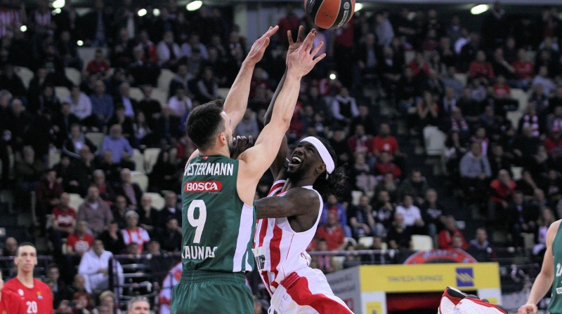 Leo Vestermans aizsardzībā. Foto: Euroleague