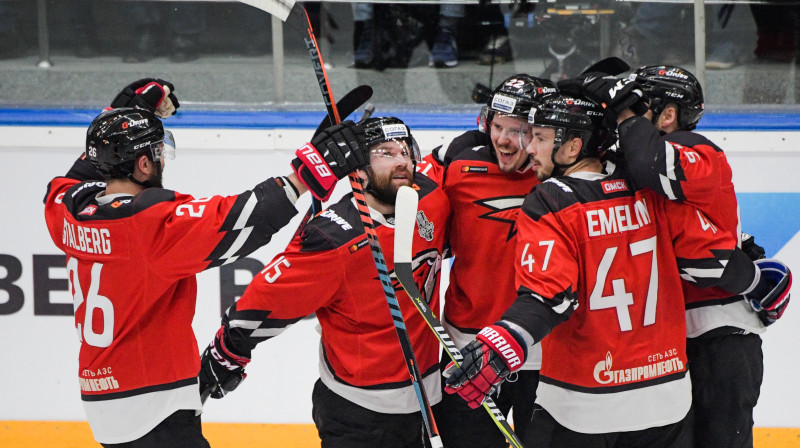 Omskas "Avangard" hokejisti svin vārtu guvumu. Foto: Vladimir Fedorenko/Sputnik/Scanpix