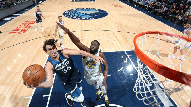 Dario Šaričs uzbrūk grozam spēlē ar Goldensteitas "Warriors". Foto: nba.com/timberwolves