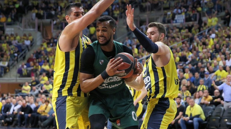 Brendons Deiviss cīņā ar ”Fenerbahce” spēlētājiem. Foto: euroleague.net