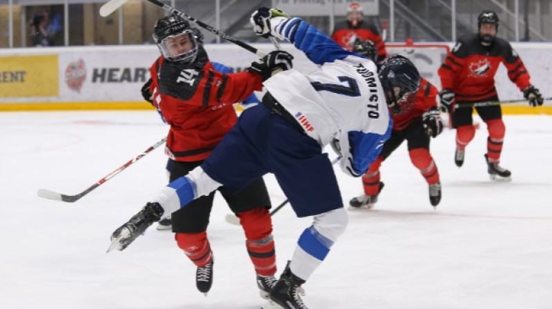 Kanādas U18 izlase atspēlējās no 0:3 un svinēja uzvaru. Foto: IIHF