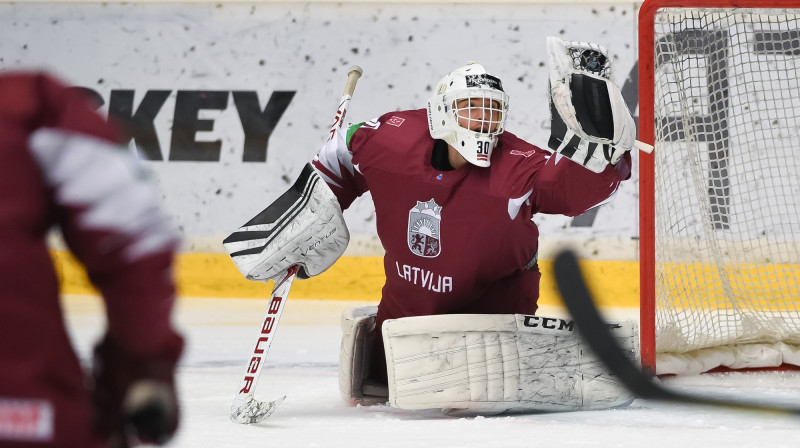 Latvijas U18 izlases vārtsargs Artūrs Šilovs tver ripu ķērājcimdā. Foto: iihf.com