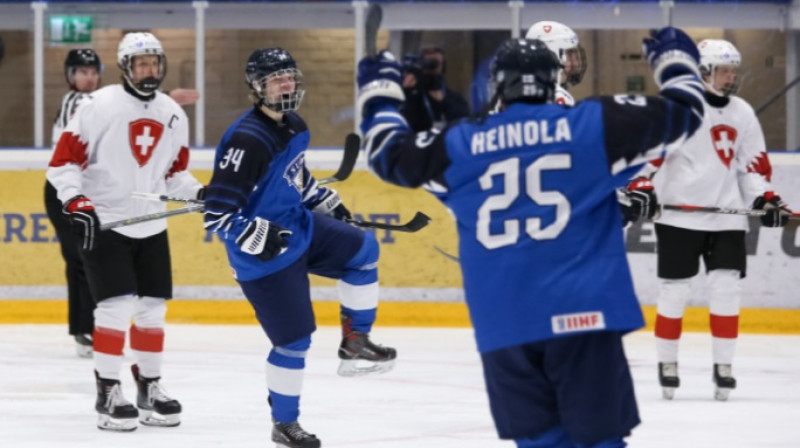 Somija iemeta 12 ripas Šveices vārtos. Foto: IIHF