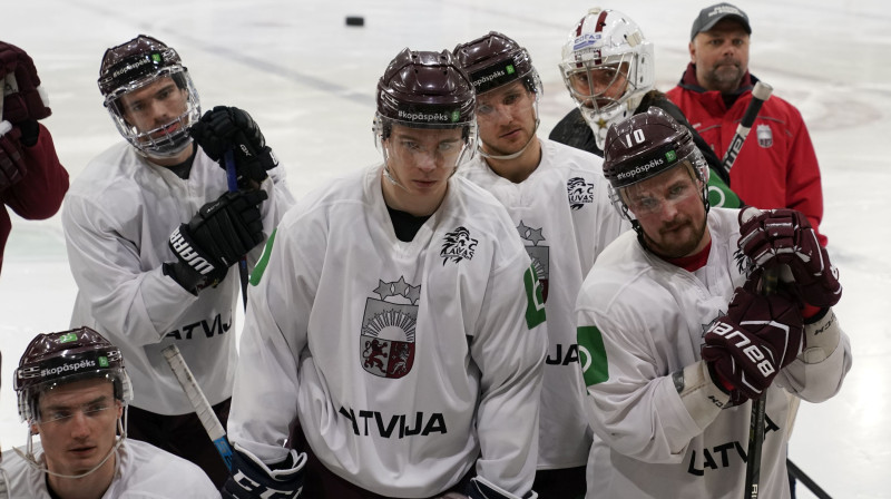 Māris Bičevskis (pirmais no kreisās) izlases treniņā. Foto: Romāns Kokšarovs/f64