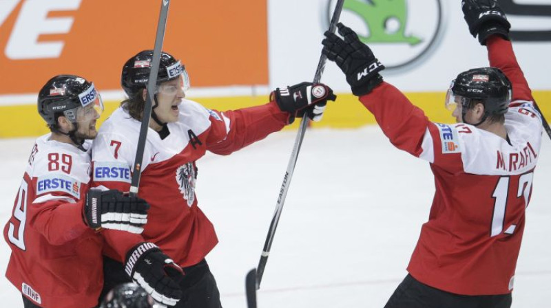 Austrijas izlases hokejisti pēc gūtajiem vārtiem pret Kanādu. Foto: AP/Scanpix