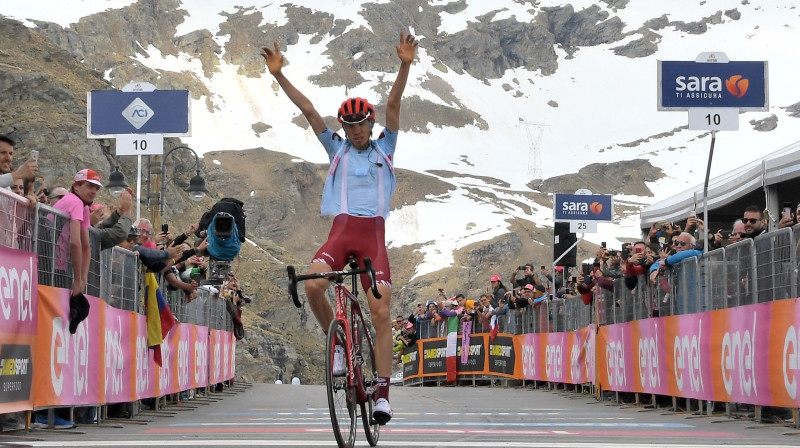 Ilnurs Zakarins finišā svin uzvaru "Giro d'Italia" 13. posmā Foto: Zumapress.com/Scanpix