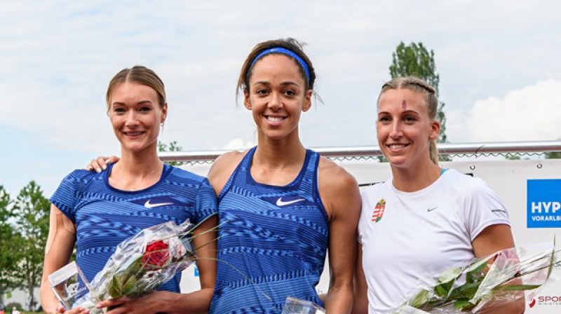 Gecisas medaļnieces: Laura Ikauniece, Ketrīna Džonsone-Tompsone, Ksenija Križāna. Foto: Michel Fisquet / TeamPhoto