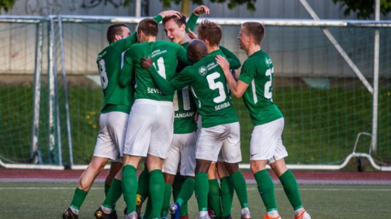 "Metta" futbolisti priecājas par vārtu guvumu. Foto: Harijs Toms