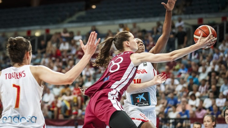 Kristīne Vītola Eiropas čempionāta spēlē pret Spāniju. Foto: FIBA