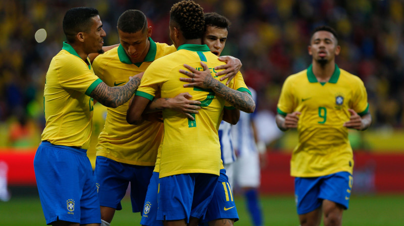 Brazīlijas izlases futbolisti svin vārtu guvumu. Foto: AFP/Scanpix