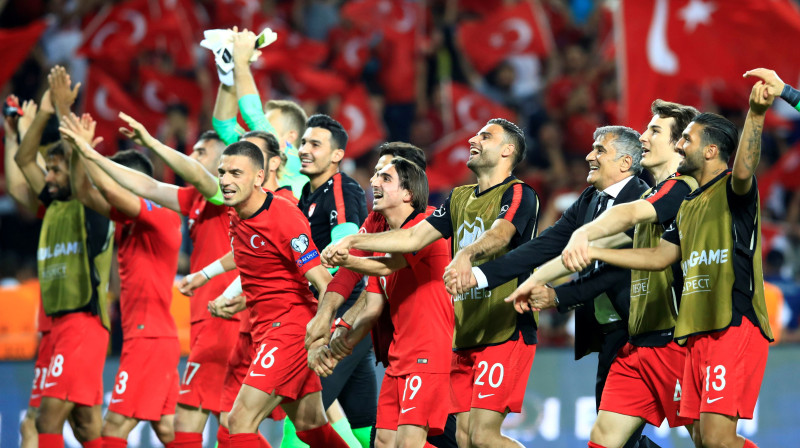 Turcija priecājas pēc uzvaras pār pasaules čempioni Franciju. Foto: Reuters/Scanpix