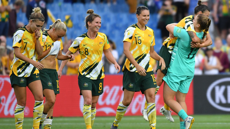 Austrālijas sieviešu futbola izlases spēlētājas svin uzvaru (3:2) pār Brazīliju. Foto: AFP/Scanpix