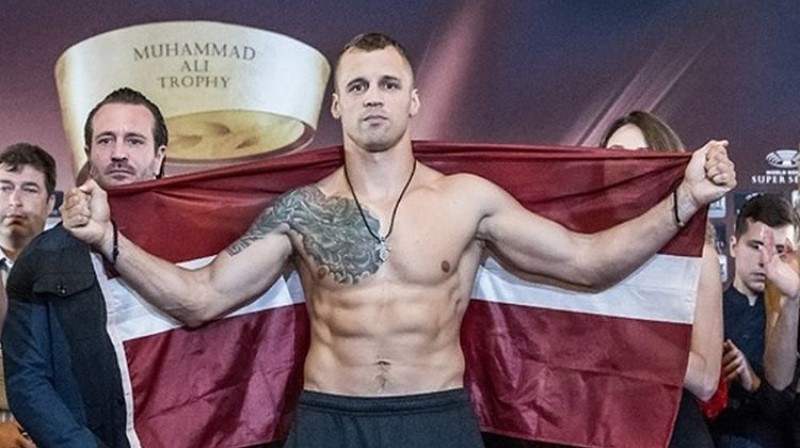 Mairis Briedis bija vienīgais no četriem Supersērijas pusfinālistiem, kurš uz svēršanās ceremoniju ieradās ar savas valsts karogu. Foto: World Boxing Superseries