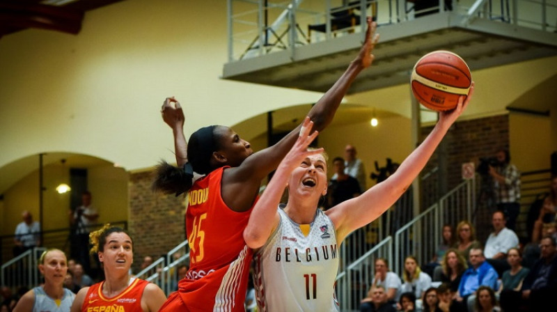 Emma Mēsemana pret Astu Ndūru. Foto: basketballbelgium.be