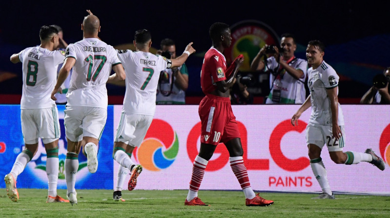 Alžīrijas futbola izlase svin vārtu guvumu mačā ar Keniju. Foto: Javier Soriano/AFP/Scanpix