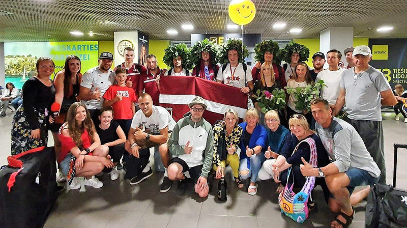 Pasaules kausa vicečempioni ar sagaidītājiem Rīgas lidostā.
Publicitātes foto