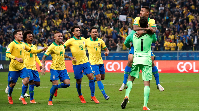 Brazīlijas izlases futbolisti sveic divus 11 metru sitienus atvairījušo vārtsargu Alisonu Bekeru. Foto: Henry Romero/Reuters/Scanpix