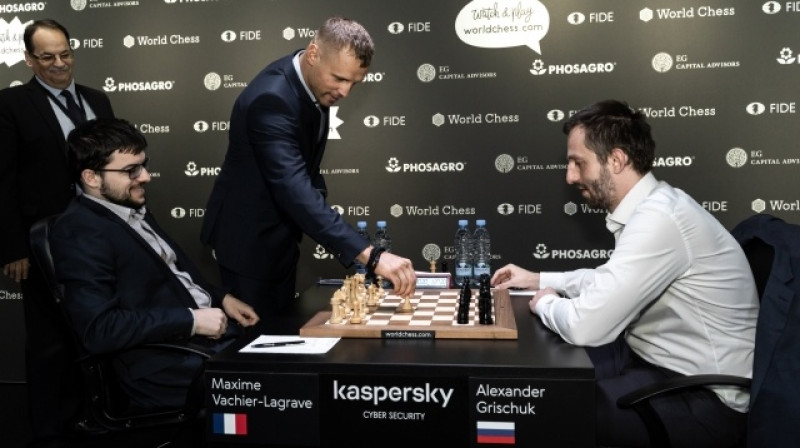 Mairis Briedis veic simbolisko gājienu šaha spēlē. Foto: World Chess