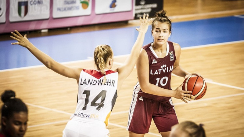 Aleksa Gulbe un U20 izlase: divas uzvaras pār Vāciju. Foto: FIBA