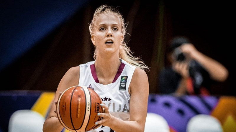 Elizabete Zumenta spēlē pret Kanādu. Foto: FIBA