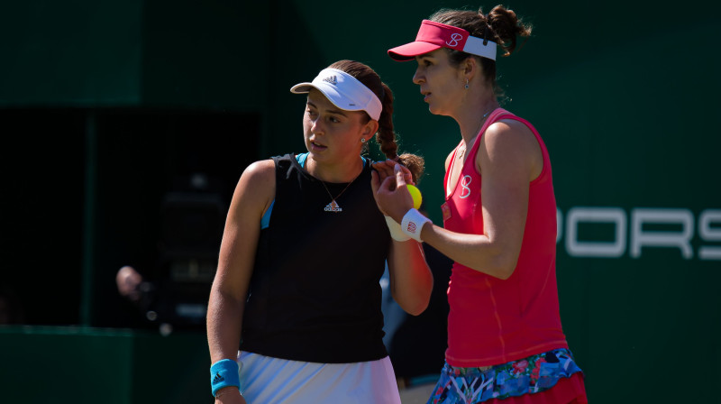 Aļona Ostapenko un Gaļina Voskobojeva. Foto: Zuma Press/Scanpix