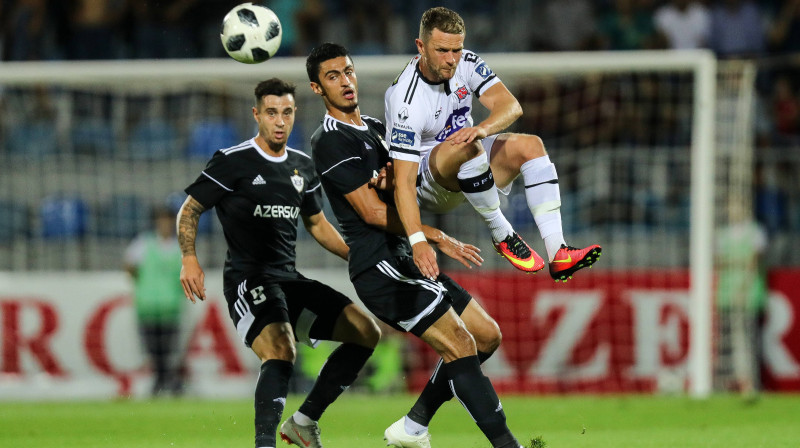 Cīņa par bumbu spēlē starp Azerbaidžānas "Qarabağ" un Īrijas "Dundalk". Foto: Imago/Scanpix