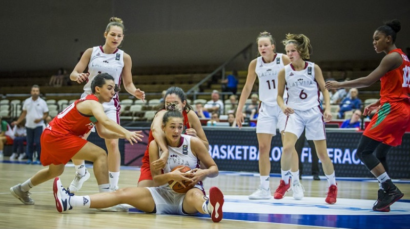 Janeta Rozentāle: deviņi punkti un 14 atlēkušās bumbas pret Portugāli. Foto: FIBA