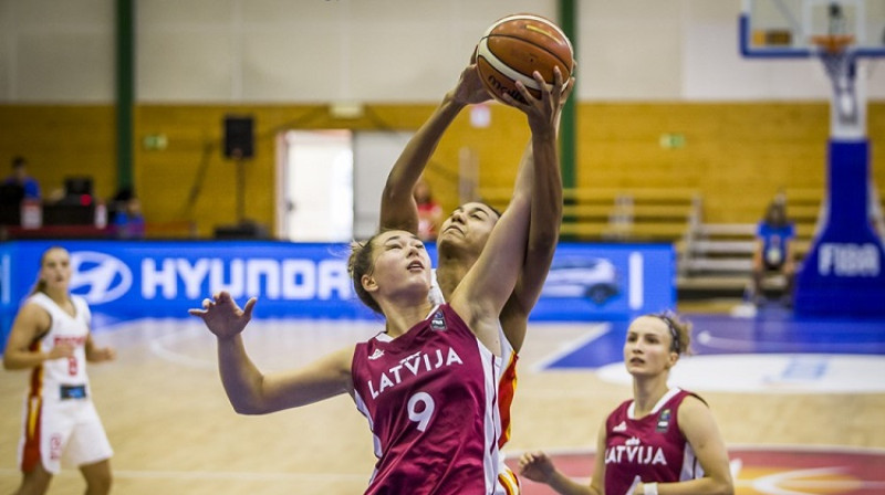 Janeta Rozentāle spēlē pret Spāniju. Foto: FIBA