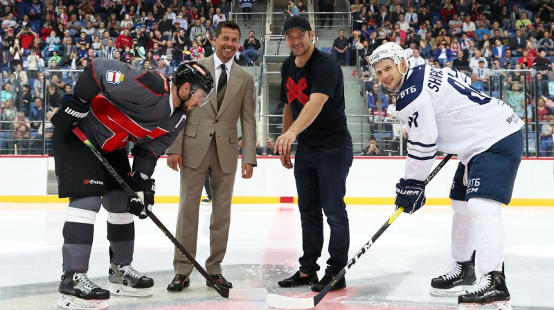 Aleksandrs Ovečkins veic simbolisko iemetienu Omskas "Avangard" un Maskavas "Dynamo" spēlē. Foto: KHL