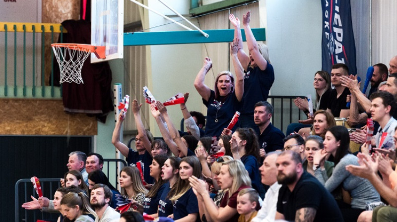 Liepājas fani LSBL bronzas sērijas spēlē Rīgā. Foto: basket.lv