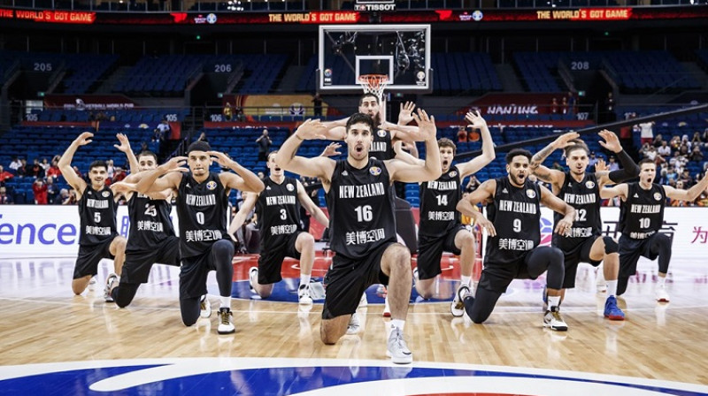 Korijs Vebsters (#9) un Jaunzēlandes basketbolisti izpilda tradicionālo "haku". Foto: FIBA