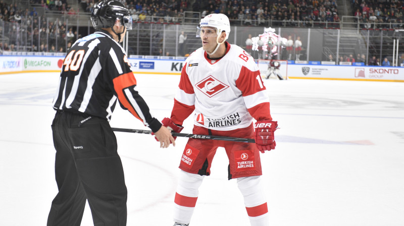 Mārtiņš Karsums skaidrojas ar tiesnesi. Foto: Romāns Kokšarovs/F64