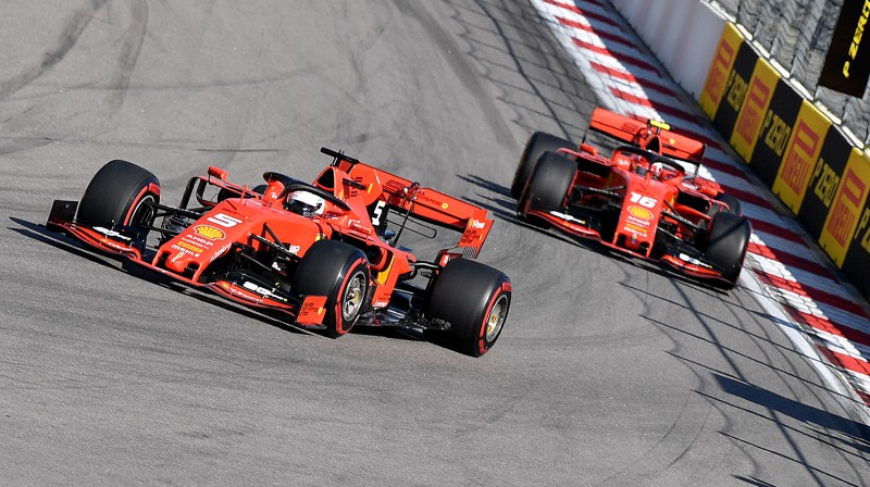 Sebastians Fetels un Šarls Leklērs. Foto: AFP/Scanpix