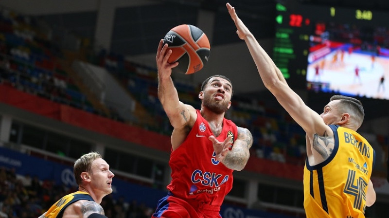 Jānis Timma un Dairis Bertāns cīņā ar Maiku Džeimsu. Foto: Euroleague.net