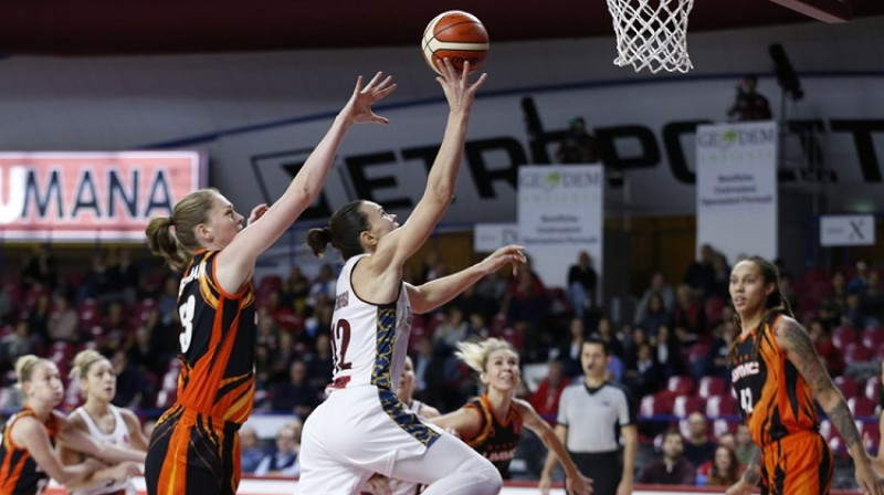 Anete Šteinberga: 19 punkti pret Eirolīgas čempioni. Foto: FIBA