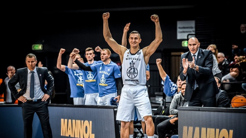 Sims Galdiks un "Neptūnas" līksmo par uzvaru. Foto: FIBA