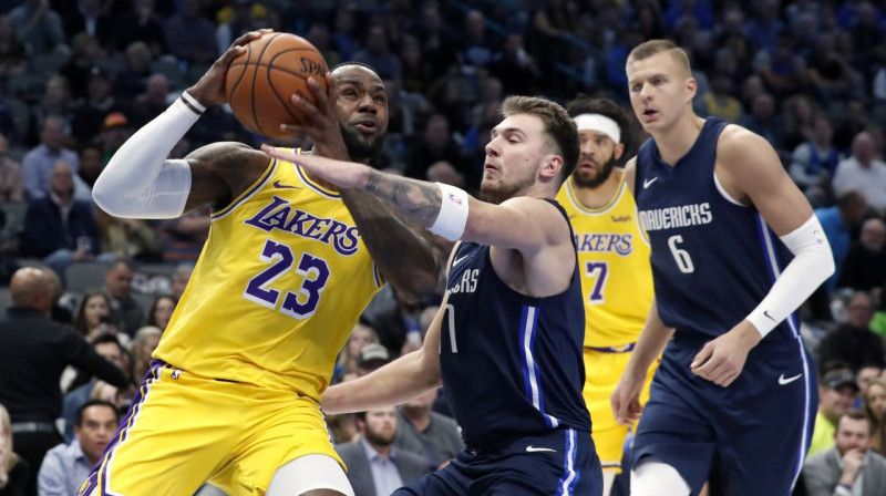 Lebrons Džeimss, Luka Dončičs un Kristaps Porziņģis. Foto: AP / Scanpix