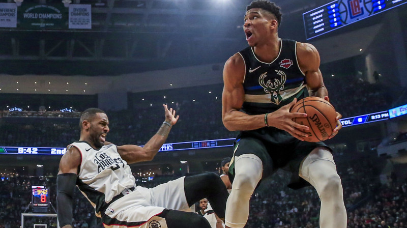 Patriks Patersons un Jannis Adetokunbo. Foto: EPA/Scanpix