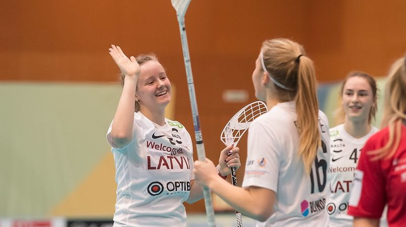 Latvietes priecājas par iekļūšanu labāko astotniekā
Foto: IFF Floorball