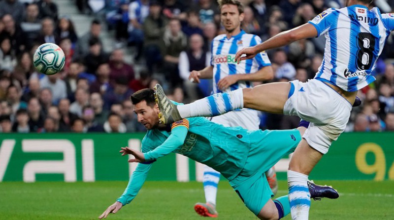 Lionels Mesi cīnās pret "Real Sociedad". Foto: Reuters/Scanpix